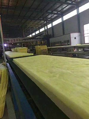 玻璃棉板生产现场